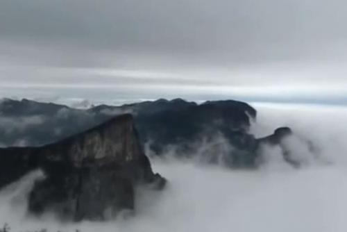 张家界壮观云海山间流淌