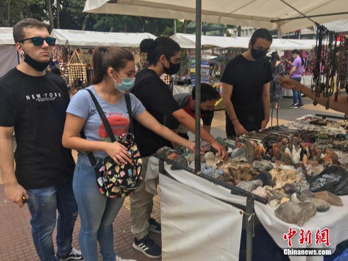 巴西圣保罗街头集市生意渐旺