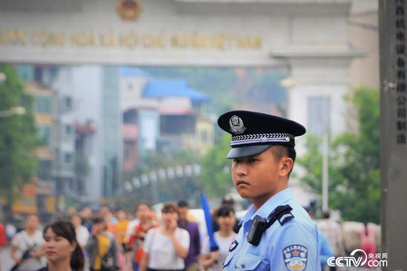 每天清晨，一河之隔的边民纷纷涌入河口务工，晚上回去。90年代，河口在云南有着“小香港”的美誉。(何川 摄)