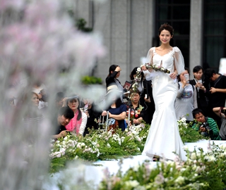 武汉婚纱秀 鲜花扮靓婚纱