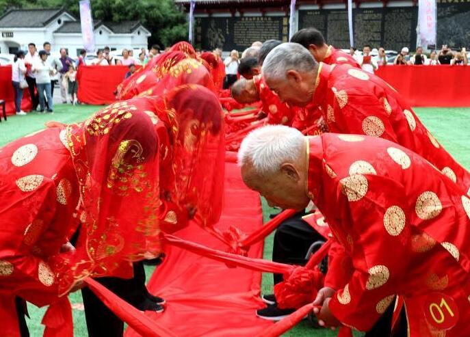 河南洛阳38对老人七夕节参加中式金婚庆典