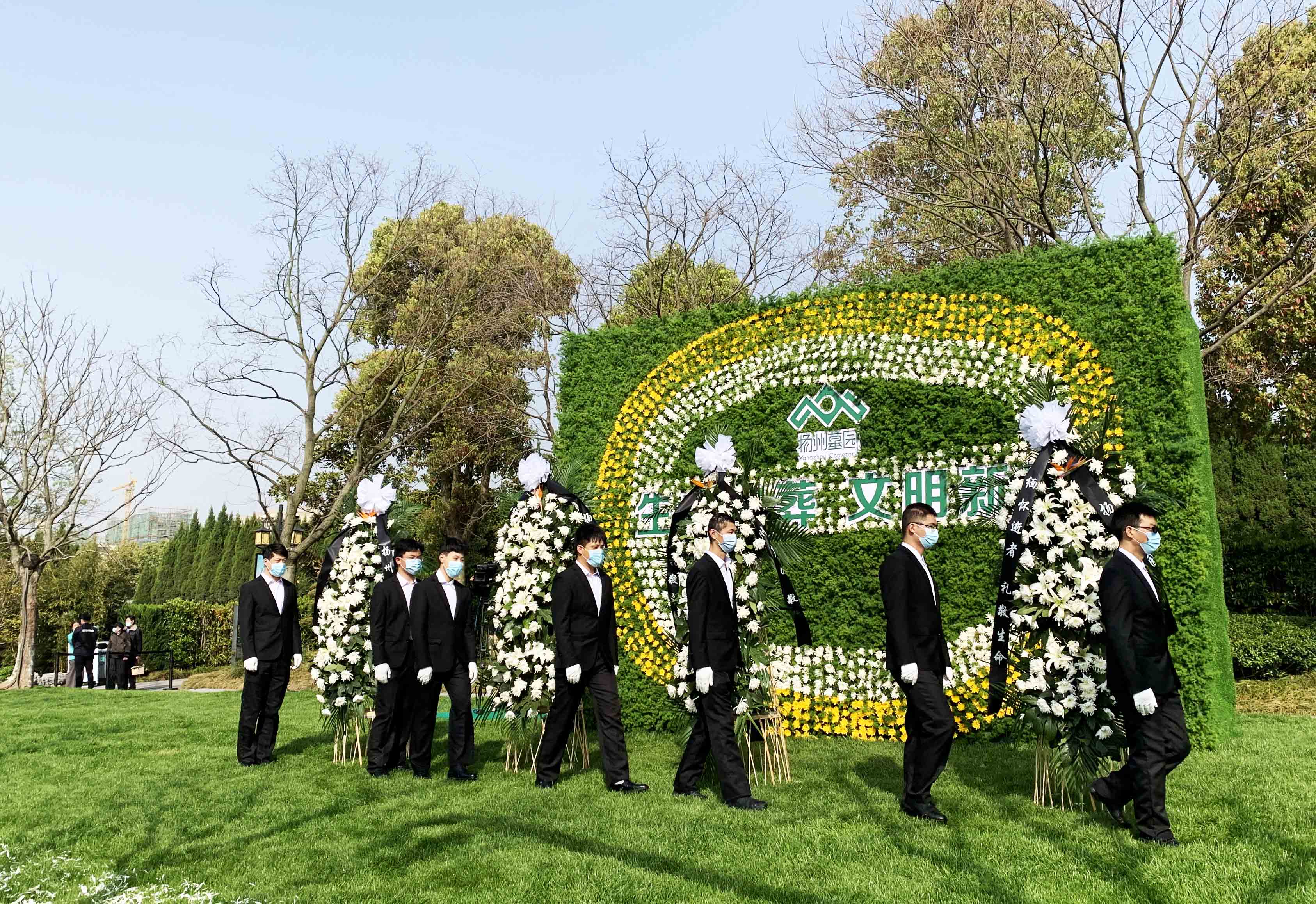 江苏扬州举行生态葬集中安放仪式 33名逝者获敬意与礼遇
