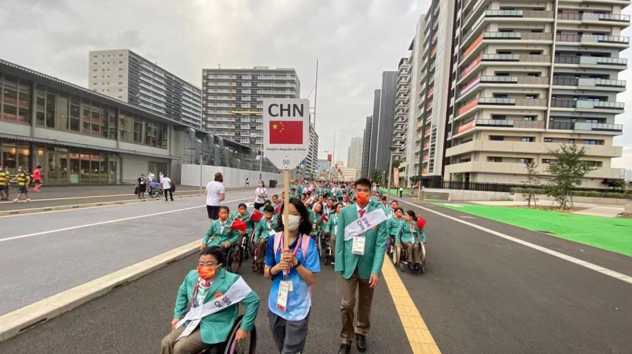 中国代表团前往东京残奥会开幕式现场