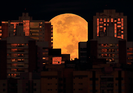 【图刊】 邀君赏明月 饱览全球满月美景