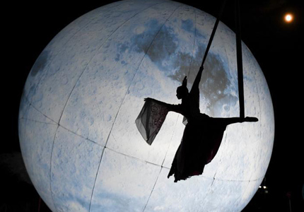 长沙市民吊威亚体验“嫦娥奔月”