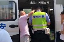 高温下执法 被处罚司机为交警擦汗