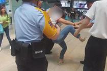 女子拒不配合安检强行进站被拘留