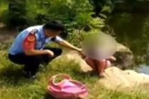 警察路过池塘救下落水女童