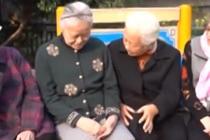 79岁奶奶帮社区老人网购