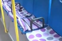 女儿开公交 妈妈缝32个座垫放车上